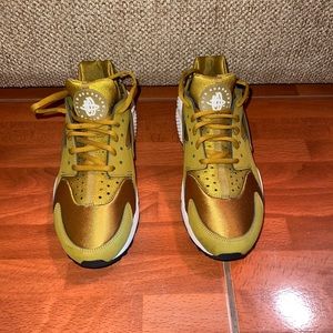 Nike Hurache size 10.5 womens  9 in mens